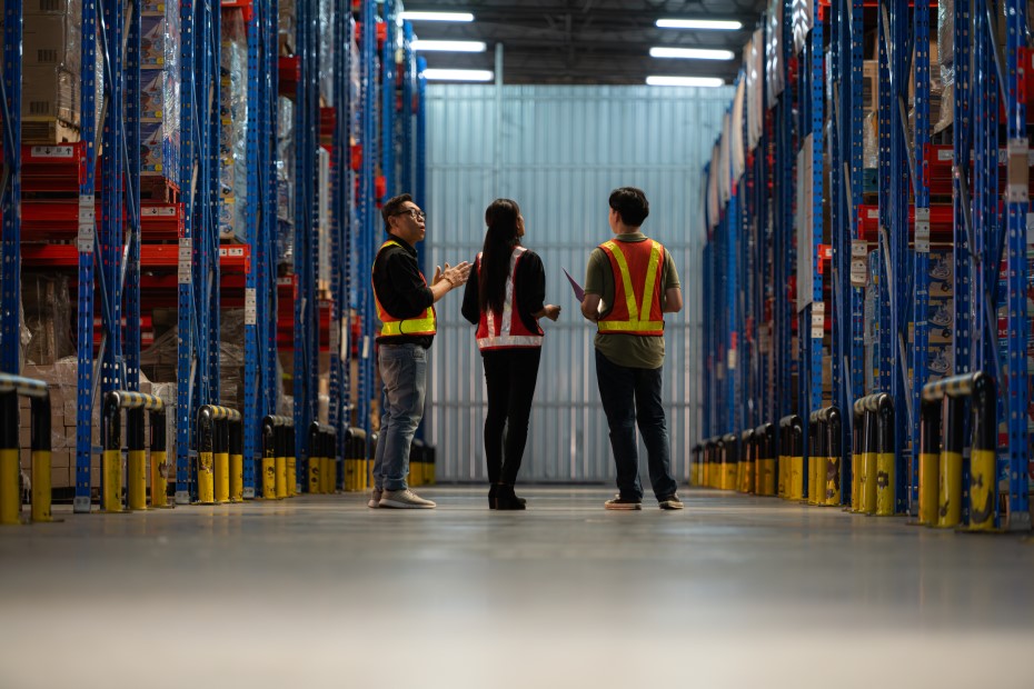 //vetstb.com/wp-content/uploads/2026/03/a-group-of-warehouse-employees-inspecting-product-2026-01-07-00-23-54-utc.jpg